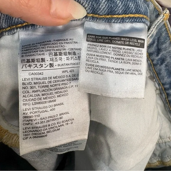 Levi's Blue Jean Mini Skirt Casual Raw Hem A-Line Size 30 Light / Medium Wash - Picture 7 of 12